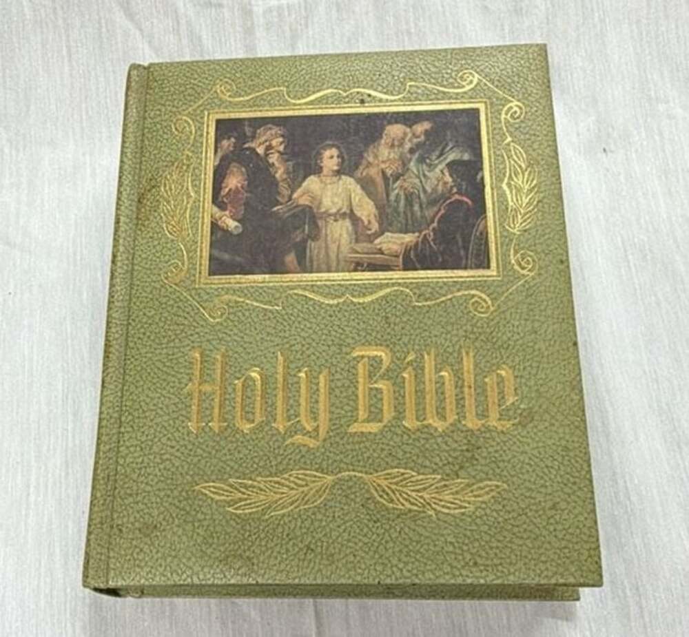 Vintage 1971 Heirloom Bible Publishers Holy Bible Green Hardcover